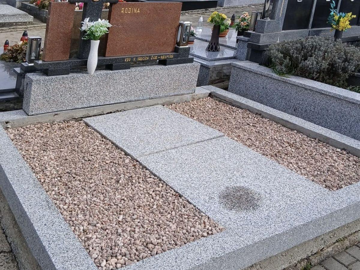 Stejný dvojhrob po vyčištění, kačírek i rám jsou zbavené nánosů a mají zpět světlou barvu