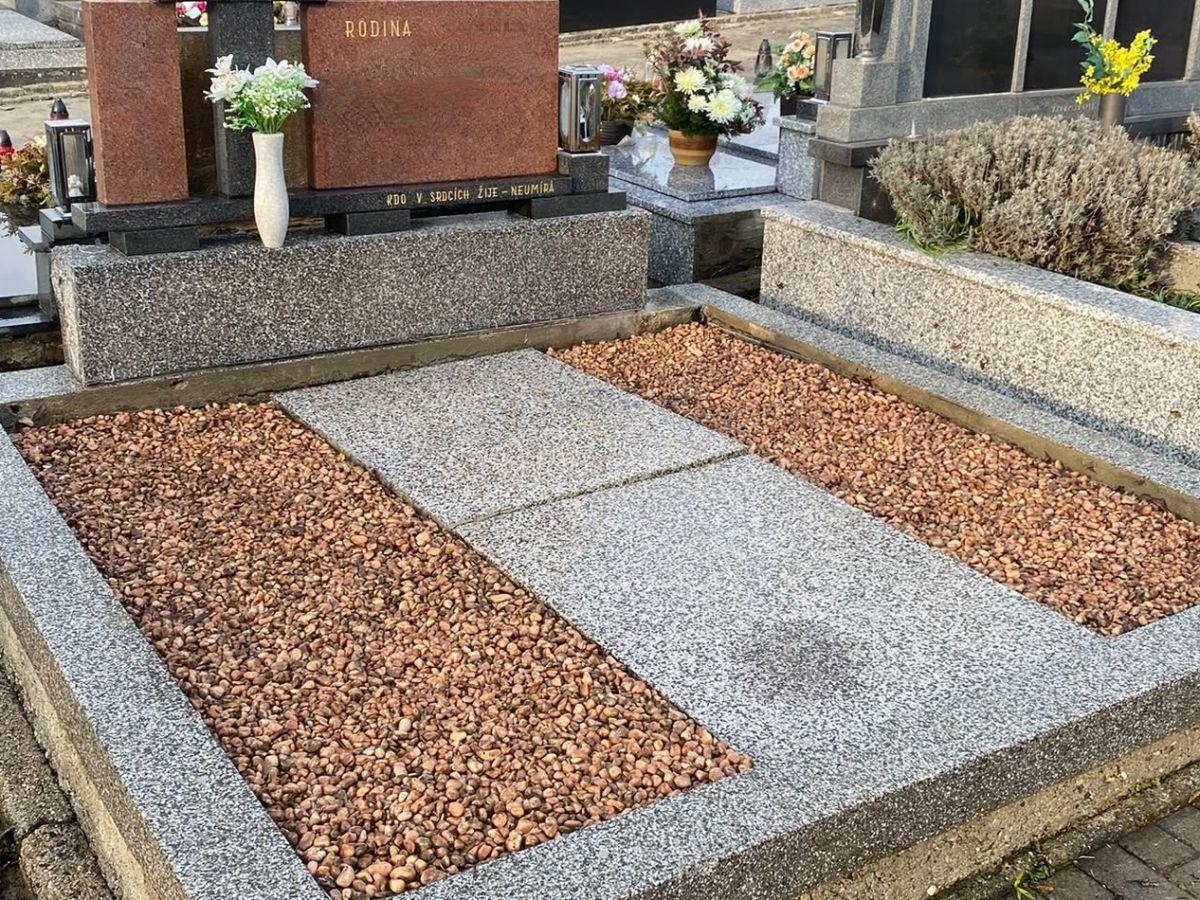 Dvojhrob se žulovým rámem před čištěním, kačírek je zanesený hnědým nánosem