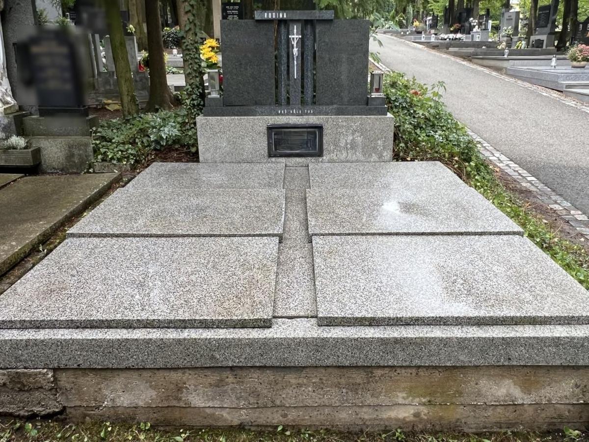 Stejný dvojhrob po hloubkovém vyčištění a impregnaci, kámen má zpět původní světlou barvu